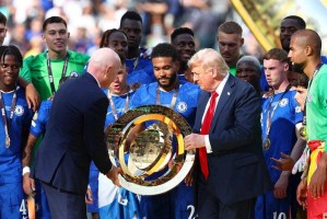 切尔西众将傻眼！特朗普颁奖后硬占C位不离开，外媒直言：尴尬又荒唐